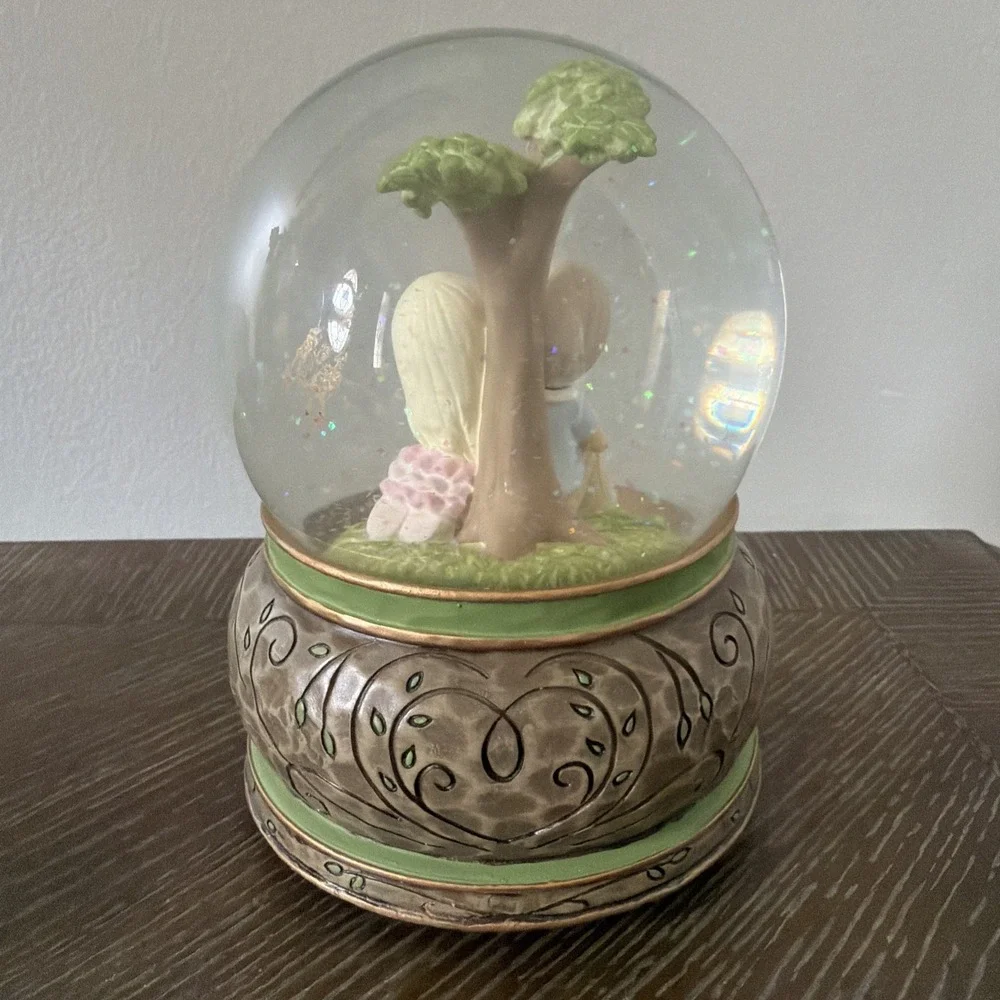 PRECIOUS MOMENTS MUSICAL SNOW GLOBE 